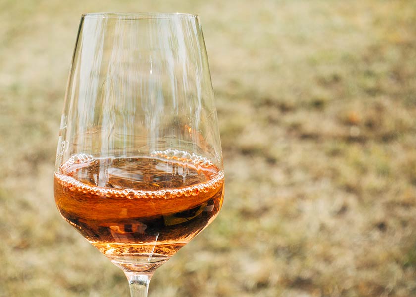 weingut brueder eser rheingau präsentiert ein glas von seinem rosé think pink!